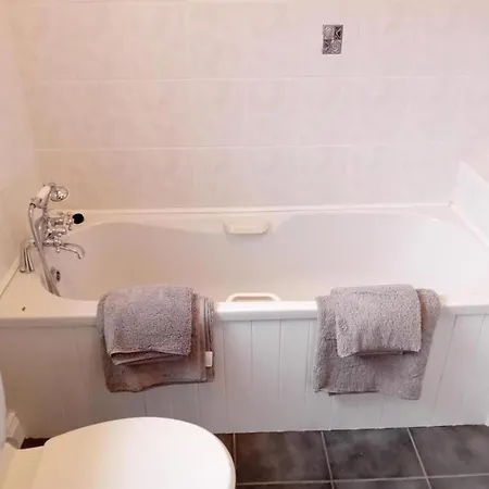 3 Bedroom House-sleeps 5-garden-parking-dromahaire Sligo