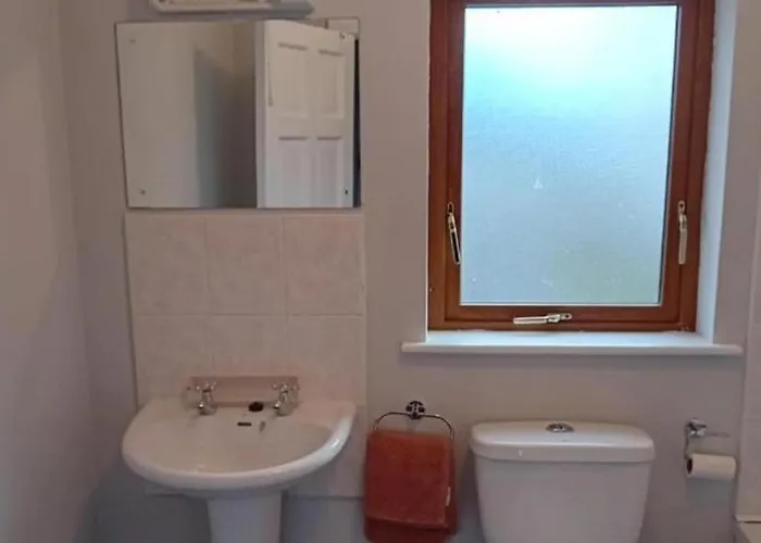 3 Bedroom House-sleeps 5-garden-parking-dromahaire Holiday home