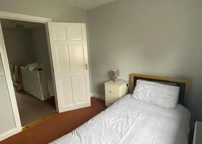 3 Bedroom House-sleeps 5-garden-parking-dromahaire Holiday home *