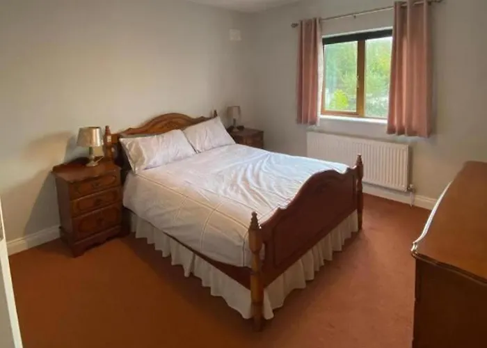 Holiday home 3 Bedroom House-sleeps 5-garden-parking-dromahaire *