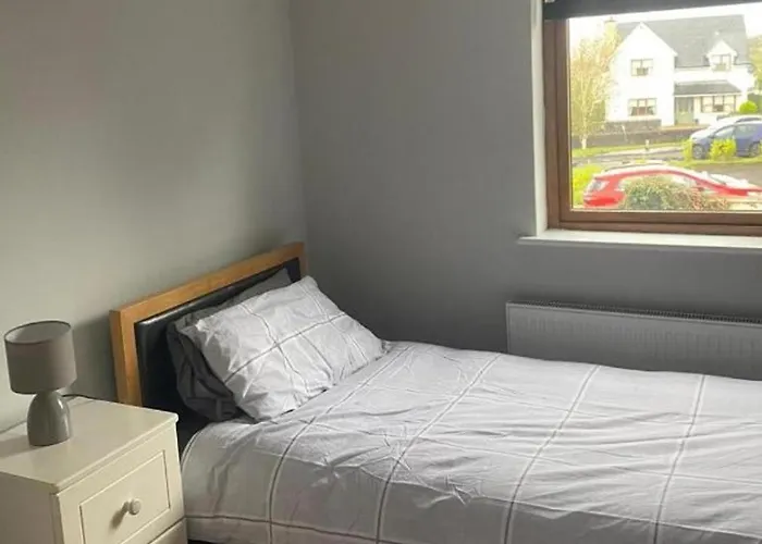 3 Bedroom House-sleeps 5-garden-parking-dromahaire Holiday home Sligo