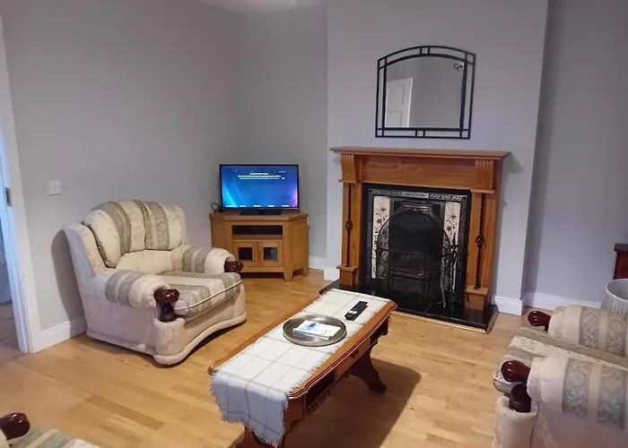 3 Bedroom House-sleeps 5-garden-parking-dromahaire Holiday home Sligo